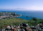 La Gomera, Hafen und Marina von San Sebastian, der Hauptstadt der Insel. Im Hintergrund liegt El Teide im Dunst.